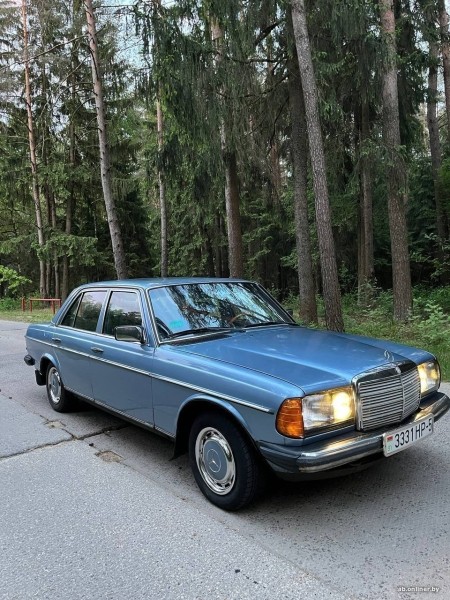 «Машинка для ценителей». Сколько стоит 40-летний Mercedes невероятного голубого цвета?