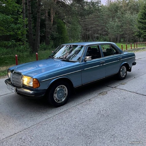 «Машинка для ценителей». Сколько стоит 40-летний Mercedes невероятного голубого цвета?