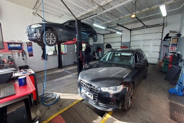 Белорус открыл в Варшаве сразу 2 автосервиса. Как у него теперь дела?