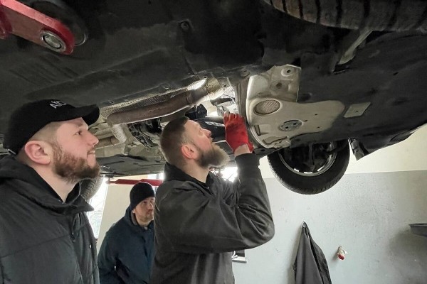 Белорус открыл в Варшаве сразу 2 автосервиса. Как у него теперь дела?