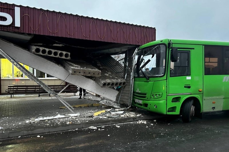 
												Автобус МАЗ разрушил перрон автостанции в Житковичах
											