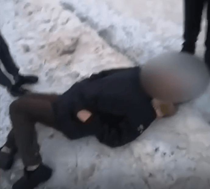 
												Подростки в Барановичах публиковали шокирующие фото и видео издевательств над сверстниками — подробности и видео
											