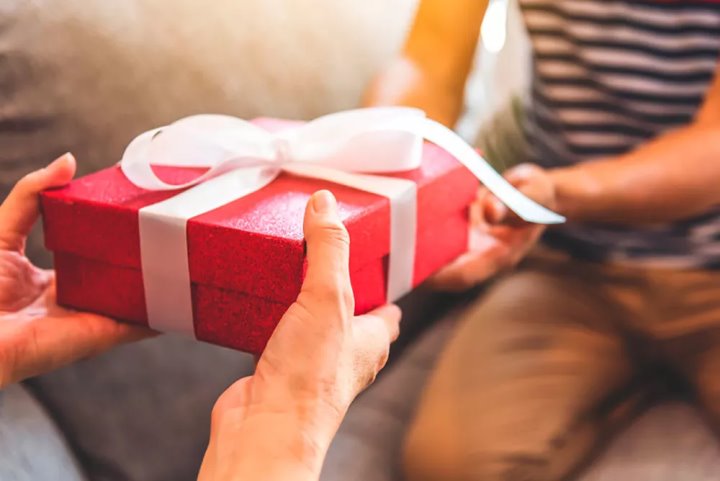 Какая сумма подарков не облагается налогом в 2025 году?