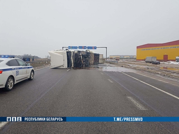 Смертельное ДТП на М1 с опрокинувшимся грузовиком. Причина аварии