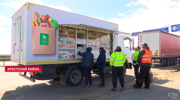 30-километровая очередь на границе: под Брестом организовали торговлю питанием для водителей
