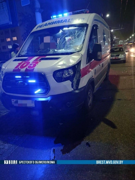 В Бресте водитель скорой помощи сбил человека. Пешеход погиб