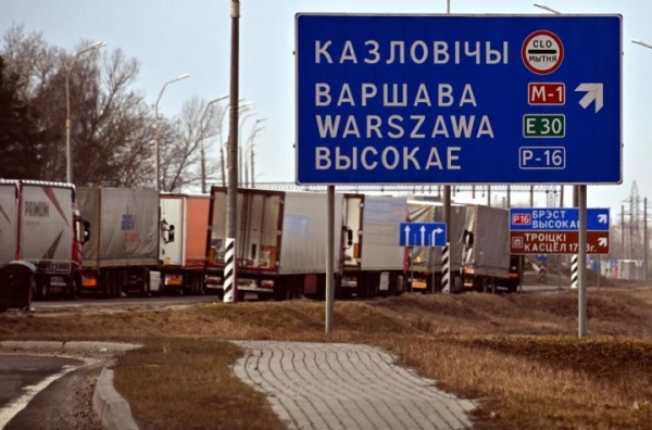 Польша пообещала не закрывать последний пункт для фур на границе - СМИ