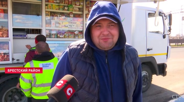 30-километровая очередь на границе: под Брестом организовали торговлю питанием для водителей