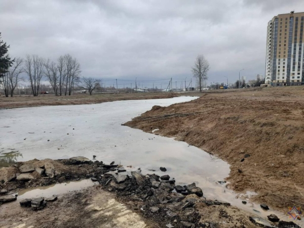 В Минске работники МЧС и очевидцы спасли маленьких девочек из грязевой ловушки