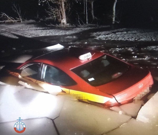 Под Гомелем еще одно такси выехало на лед и провалилось