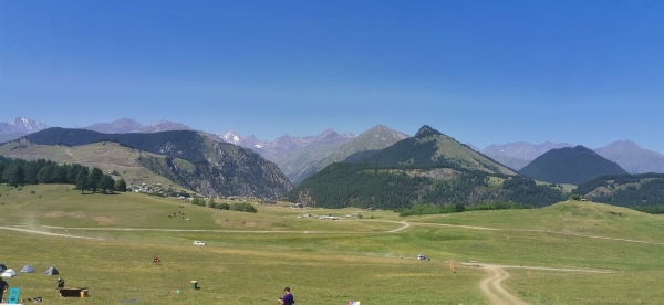 «Вдоль дороги — венки и памятники». Белорус в одиночку отправился в горы Грузии, где даже страховка не действует