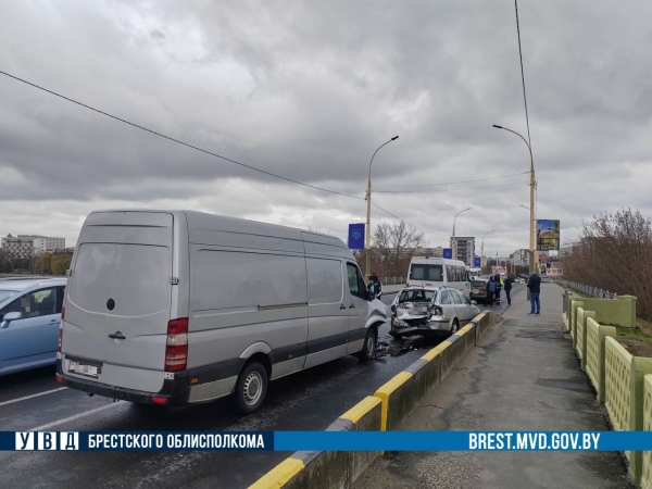 Подробности ДТП на «бульварном» мосту в Бресте с участием 4 машин