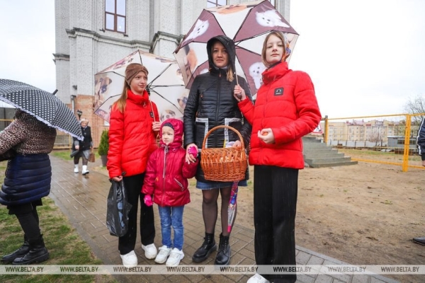 Брестчане идут в храмы, несут пасхальные куличи и крашеные яйца