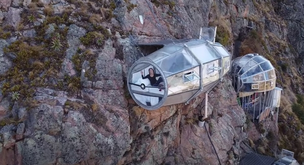 Не для слабонервных. Всем желающим предлагают переночевать в прозрачных капсулах, подвешенных к отвесной скале