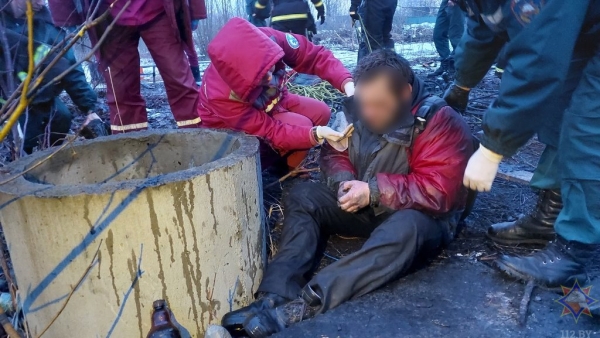 В Гомеле из колодца спасли мужчину. Смотрите видео и фото