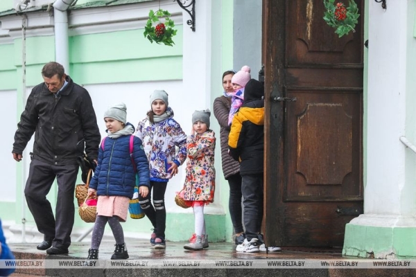 Брестчане идут в храмы, несут пасхальные куличи и крашеные яйца
