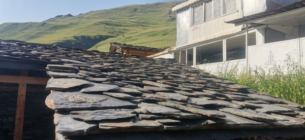 «Вдоль дороги — венки и памятники». Белорус в одиночку отправился в горы Грузии, где даже страховка не действует