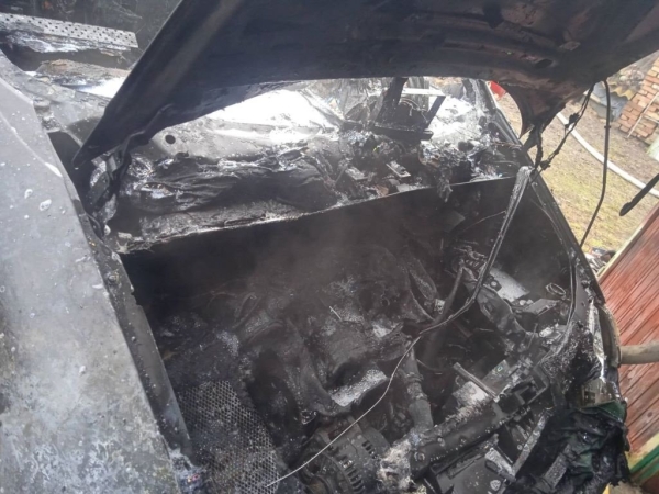 В Каменецком районе горел автомобиль в гараже