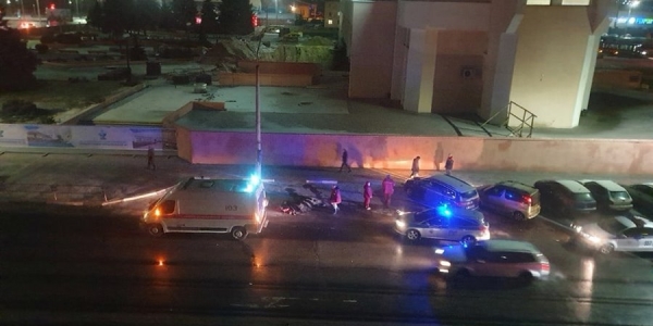 Камера зафиксировала, как BMW насмерть сбил пешехода и скрылся. Водителя нашли