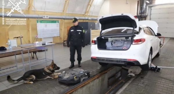 В момент осмотра владелец машины от волнения упал в обморок. В Бресте таможенники вычислили иностранца с 25 кг мефедрона в топливном баке В момент осмотра владелец машины от волнения упал в обморок. В Бресте таможенники вычислили иностранца с 25 кг мефедрона в топливном баке