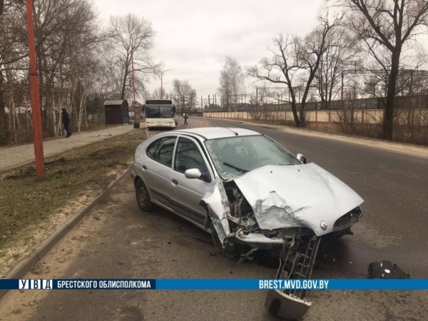 18-летний водитель Renault врезался в автобус в Бресте