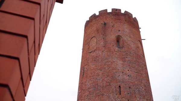 Каменецкая башня вынесла напады крестоносцев, татар и не одну войну. Сколько там было реконструкций?