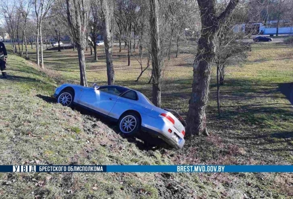 Машина свалилась с путепровода в Бресте. В ГАИ рассказали, как так получилось
