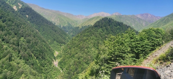 «Вдоль дороги — венки и памятники». Белорус в одиночку отправился в горы Грузии, где даже страховка не действует