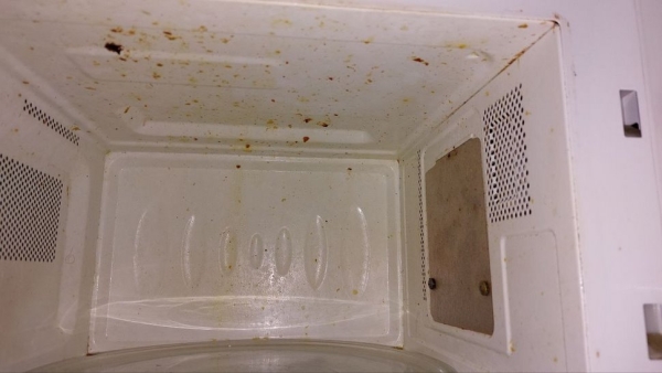 «Дала 15 рублей на пакеты для мусора и ершик». Парень снял «чистую и аккуратную» квартиру на сутки