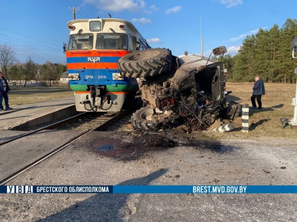 Трактор выехал под пассажирский поезд в Брестском районе