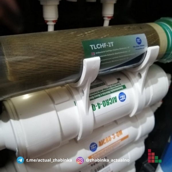 Житель Жабинки заметил в фильтре очистки воды мелких белых червей. Что ответили в ЖКХ