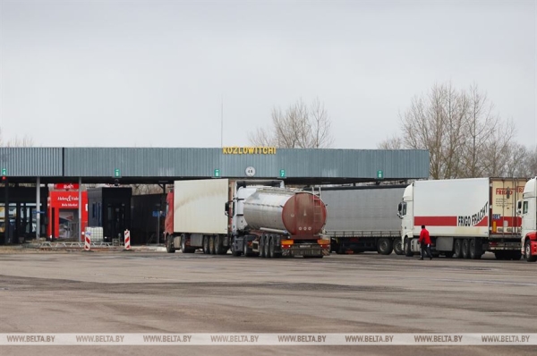 «Десять лет работаю дальнобойщиком, но такого не помню». Что говорят водители о ситуации на границе