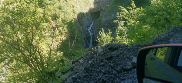 «Вдоль дороги — венки и памятники». Белорус в одиночку отправился в горы Грузии, где даже страховка не действует