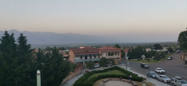 «Вдоль дороги — венки и памятники». Белорус в одиночку отправился в горы Грузии, где даже страховка не действует