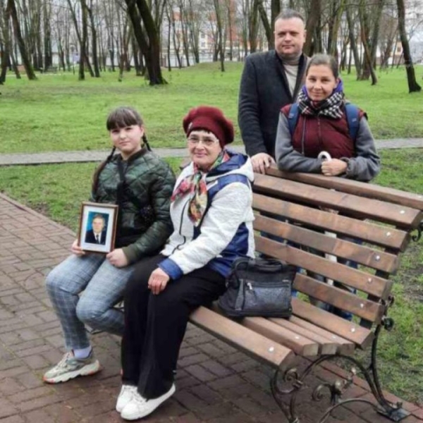 В Бресте в Городском саду появилась еще одна именная скамейка