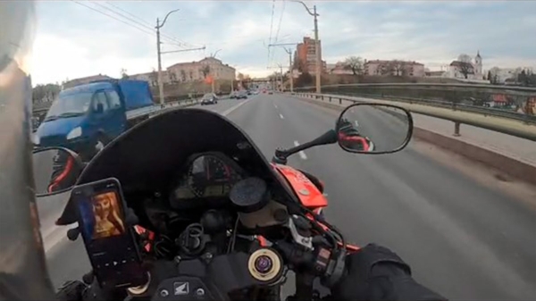 Парень разогнался 179 км/ч на мотоцикле в Гродно и пожаловался, что его не видят автомобилисты