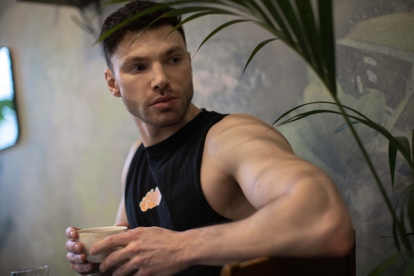 «Не выходил на улицу: казалось, я урод». Угадаете, сколько парень тратит на внешность?