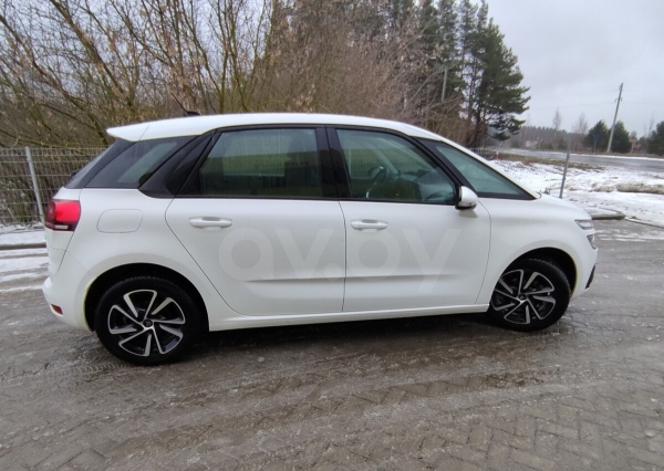 Цены сегодня и год назад. Сравнили прайсы популярных VW Passat, Citroen C4 Picasso и Renault Megane