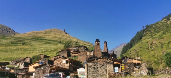 «Вдоль дороги — венки и памятники». Белорус в одиночку отправился в горы Грузии, где даже страховка не действует