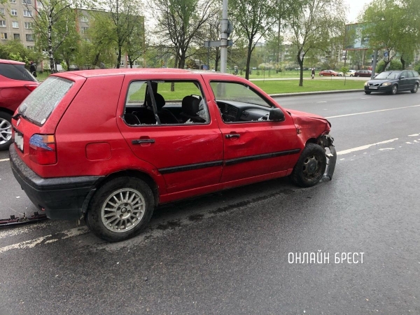 В Бресте столкнулись маршрутка с пассажирами и легковой автомобиль