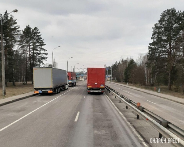 Вместо фур – легковушки: ситуация с очередями на границах Беларуси и ЕС