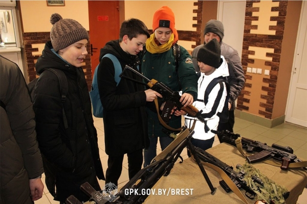 Учащиеся брестской гимназии №1 посетили пограничную заставу «Брест»