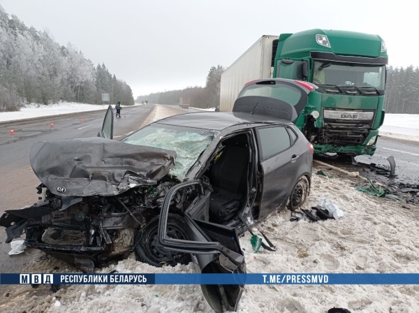 На трассе М1 легковушка врезалась в фуру: пассажир погиб, водитель в реанимации