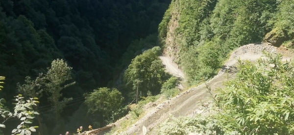 «Вдоль дороги — венки и памятники». Белорус в одиночку отправился в горы Грузии, где даже страховка не действует