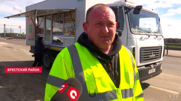30-километровая очередь на границе: под Брестом организовали торговлю питанием для водителей