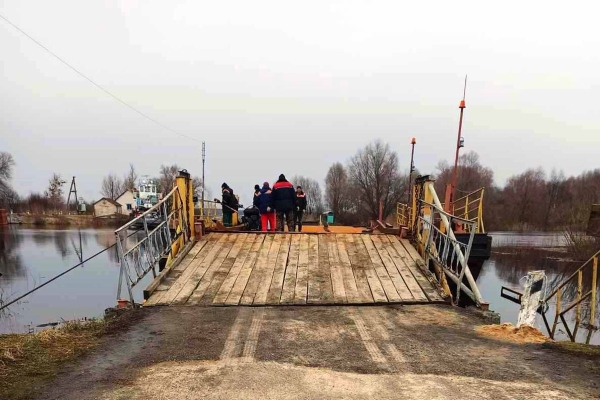 Началась навигация на Пине. В Пинском районе первыми в стране запустили речной паром