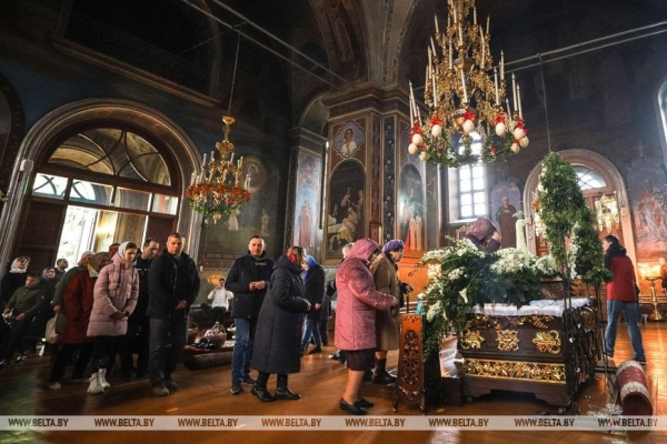 Брестчане идут в храмы, несут пасхальные куличи и крашеные яйца