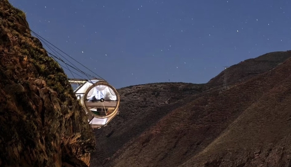 Не для слабонервных. Всем желающим предлагают переночевать в прозрачных капсулах, подвешенных к отвесной скале