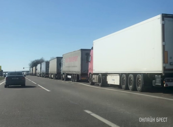 ГПК: у единственного работающего пункта пропуска на границе с Польшей скопилось более 1 тыс. фур