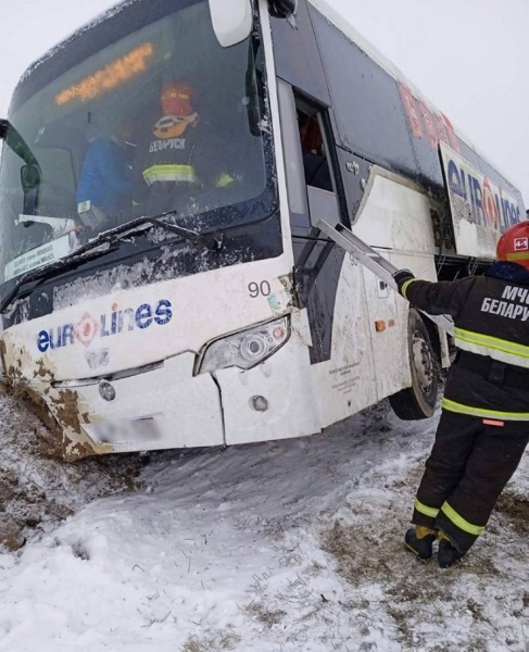 В Беларуси автобус с пассажирами столкнулся со снегоуборочной машиной